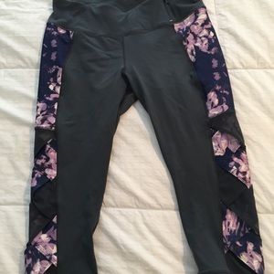 Calia by Carrie Underwood crop leggings